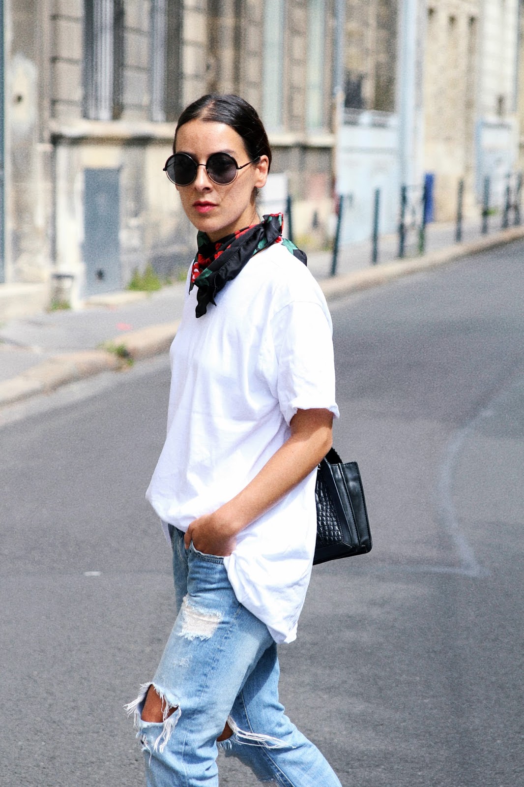 idée-de-look-foulard-denim-chaussures rouge idée-de-look-foulard-denim-chaussures rouge