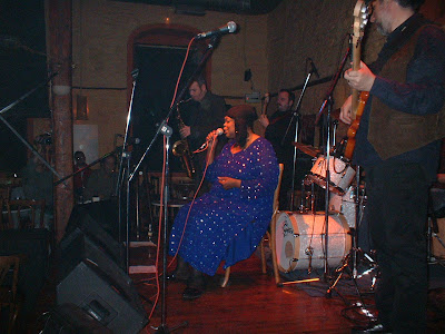 Big Time Sarah: Η κυρία τραγουδάει εξαιρετικά   τα  blues !!!!!
