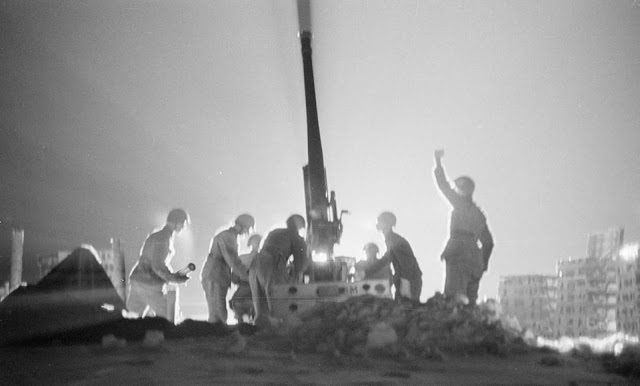 Finnish anti-aircraft crew in action in Helsinki.