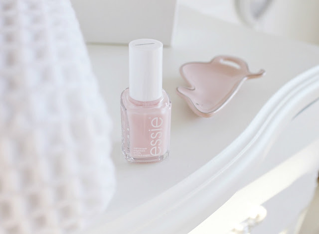 Marie Antoinette blog beauty routine. Vintage girly aesthetic. Marie Antoinette blog beauty routine. Vintage girly aesthetic.