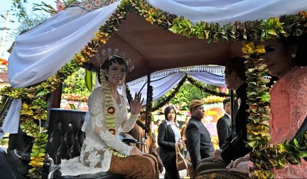 Selvi Ananda Menggunakan Kebaya Putih Selvi Ananda Menggunakan Kebaya Putih