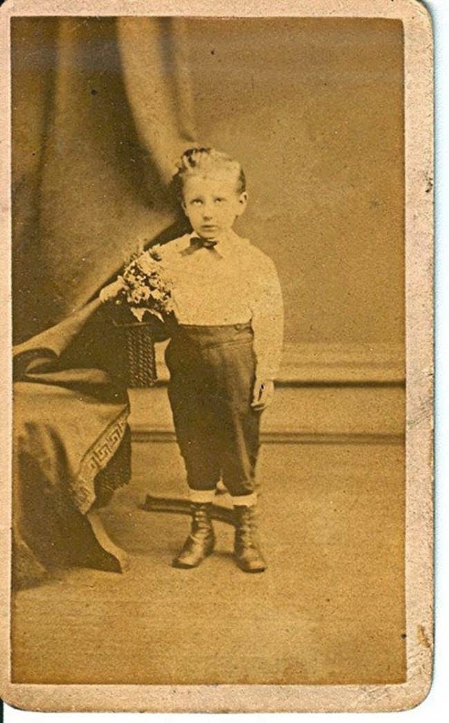 21 Victorian Era Post-Mortem Photos Prove How Creepy The Past Used To