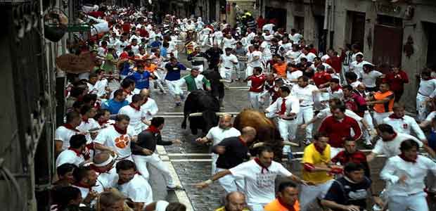 The running of the bulls Tempat Wisata Khusus untuk Turis bernyali