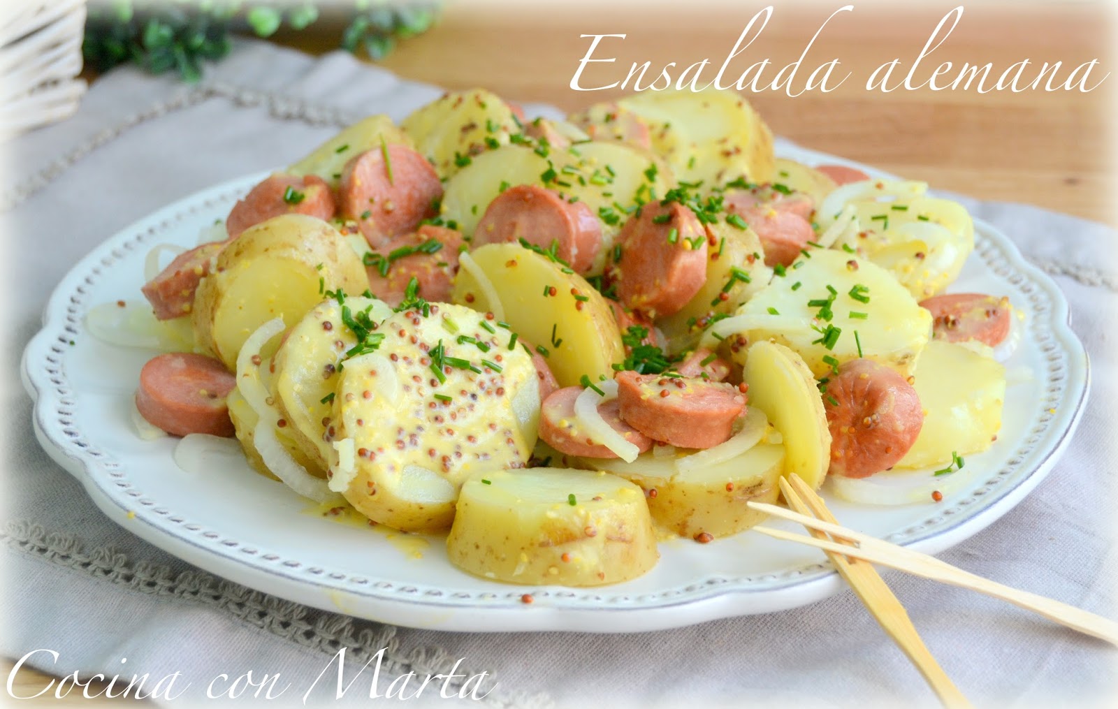Receta casera de ensalada alemana, con patatas, salchichas y mostaza. Fácil y rápida.