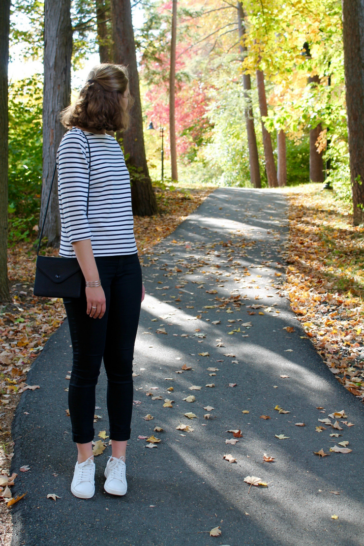 striped mariniere shirt, black jeans and white trainers for a fall look