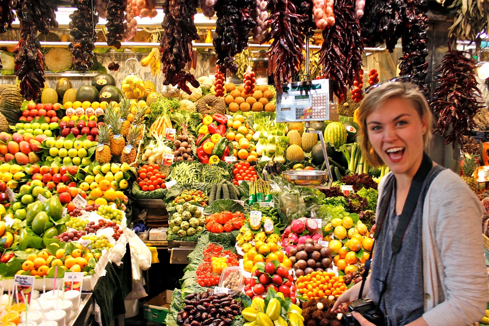 Продавец фруктов. Идти на базар. Один покупатель и один продавец на рынке это. Экономика егэ обществознание. Экономика.