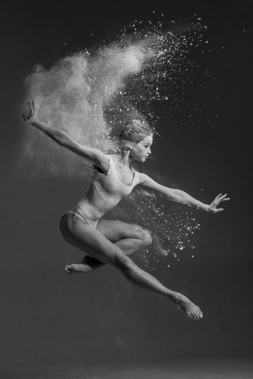 As lindas bailarinas dançando e explodindo na fotografia de Alexander Yakovlev Alexander Yakovlev fotografia mulheres dançarinas bailarinas explodindo mirages beleza arte preto e branco