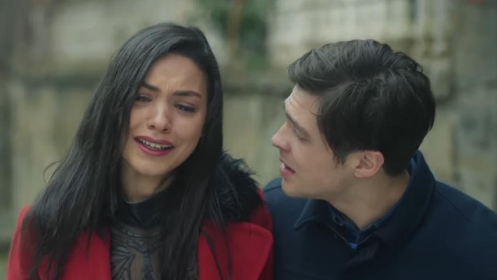 Wieczna miłość odcinek 61: Zeynep zaprasza rodziców na wesele! Kemal odkrywa ważny ślad! [Streszczenie + Zdjęcia]