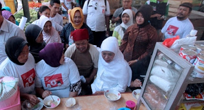 Khofifah Sapa Pedagang Pasar Madyapuro Kota Malang 