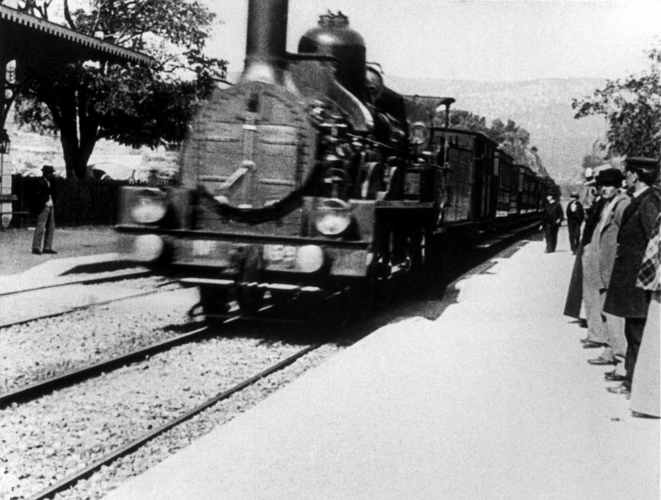 TRAINS: Arrivée d'un train en gare à La Ciotat (1895)