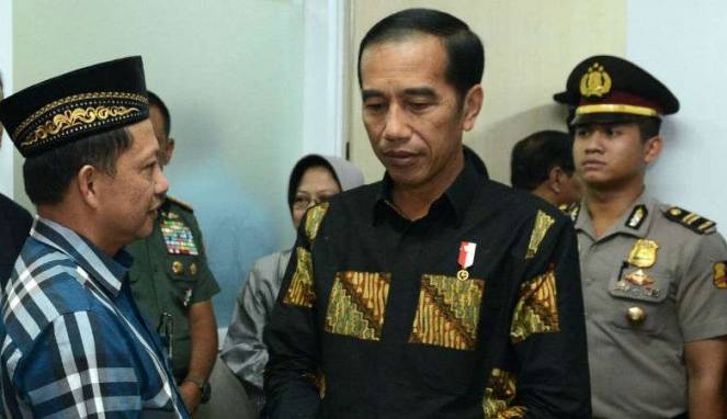Jokowi Hati-hati Kalau Membuat Status di Sosmed Jokowi Hati-hati Kalau Membuat Status di Sosmed