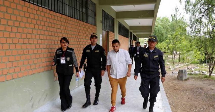 UNSCH: Policía detuvo a 13 postulantes con dispositivos electrónicos en Examen de Admisión a la Universidad Nacional San Cristóbal de Huamanga UNSCH: Policía detuvo a 13 postulantes con dispositivos electrónicos en Examen de Admisión a la Universidad Nacional San Cristóbal de Huamanga