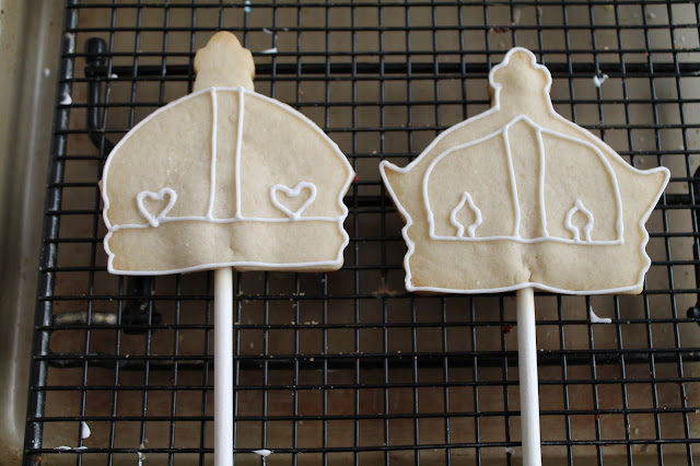 Crown cookies on a stick, crown cookies, Queen of hearts cookies, Valentines Cookies, Valentines cookies ideas, Valentines decorated cookies ideas, cookies on a stick,  galletas en palito, how to make cookies for Valentines,