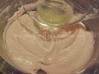 Tort de iaurt fructe cu blat biscuiti preparare crema roz fructe de padure gelatina