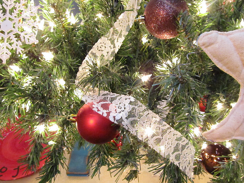 A Lott Of Ideas { easy lace garland } Christmas