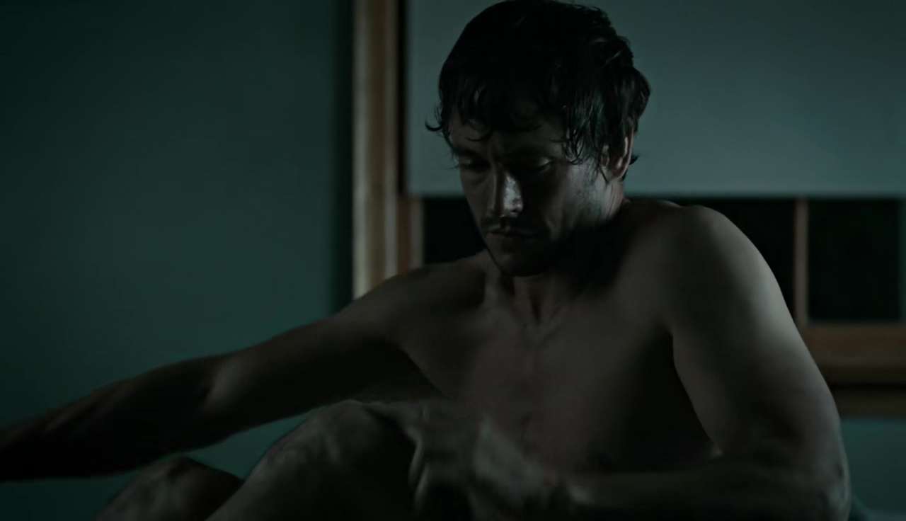 Hugh Dancy shirtless in Hannibal 1-01 "Apéritif" .