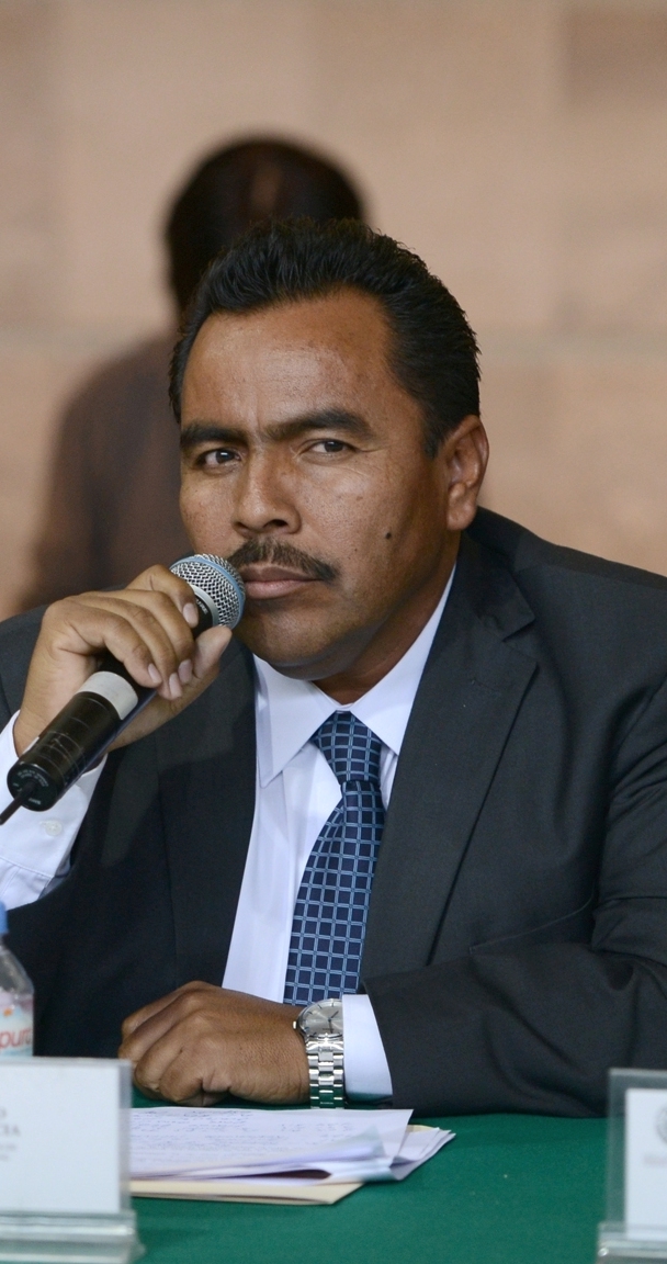 Temas y sucesos // Diálogos DIALOGOS DE POLITICA