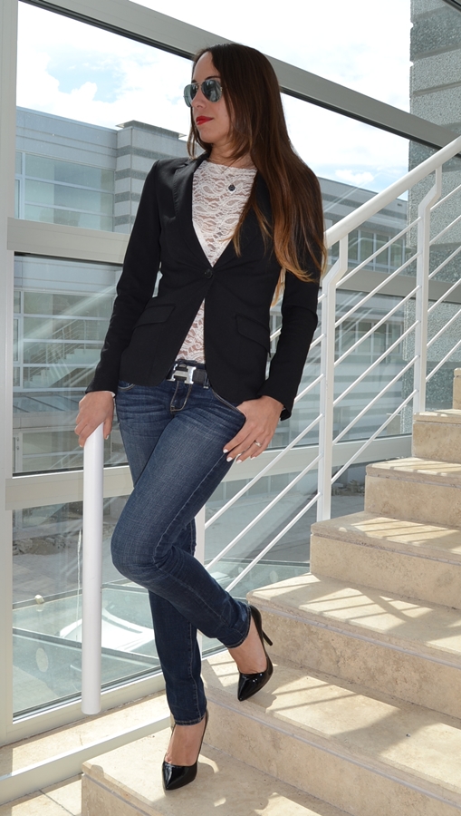 Top di pizzo e blazer nero
