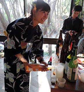 Desgustando Sake Sake en CDMX en evento Sake x Meshi