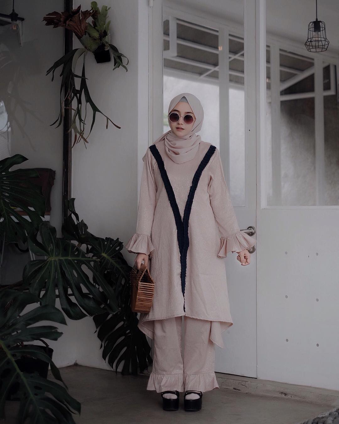 Outfit Baju Atasan Berhijab Ala Selebgram 2018 tunic lengan terompet lebar pashmina cullotes pallazo warna krem muda high heels wedges hitam ciput abu abu muda kaos kaki putih kacamata bulat coklat emas hand bag tote bag rotan coklat tua gaya casual ootd 2018 daun lampu Outfit Baju Atasan Berhijab Ala Selebgram 2018 tunic lengan terompet lebar pashmina cullotes pallazo warna krem muda high heels wedges hitam ciput abu abu muda kaos kaki putih kacamata bulat coklat emas hand bag tote bag rotan coklat tua gaya casual ootd 2018 daun lampu