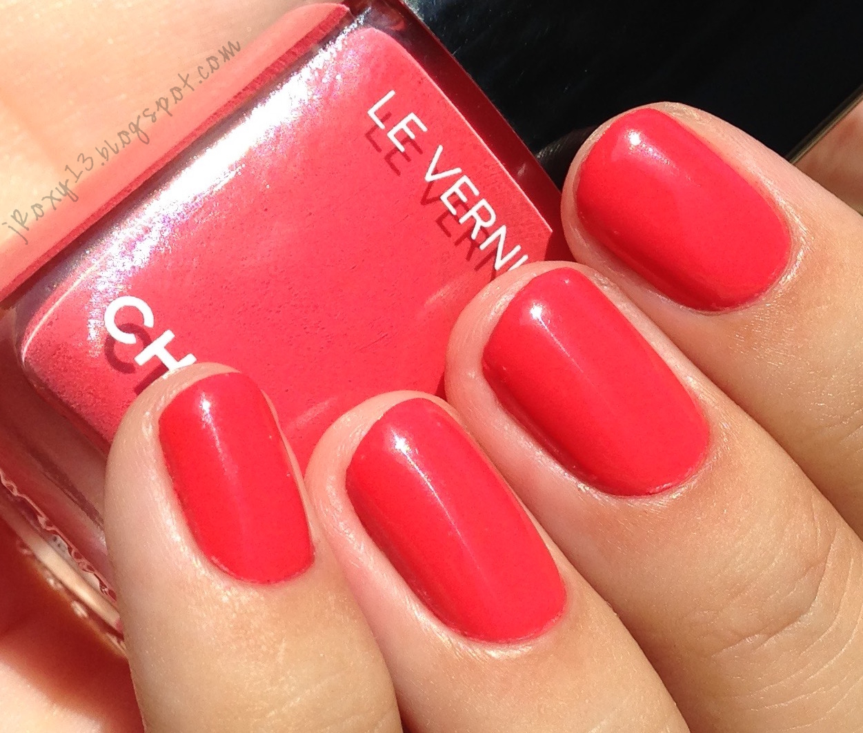 chanel les vernis rouge noir nail polish