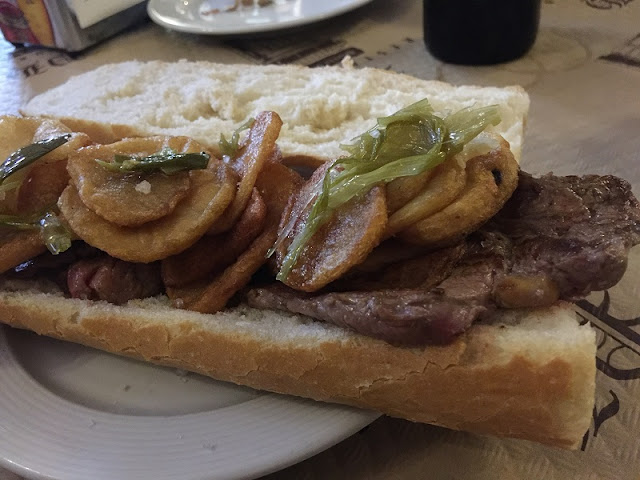 Bocadillo de carne de buey del restaurante puerta de hierro Bocadillo de carne de buey del restaurante puerta de hierro