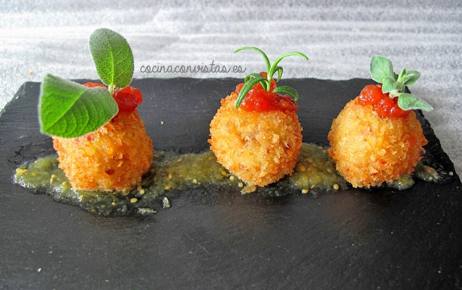 Pelotitas crujientes de calabacín, queso y cecina