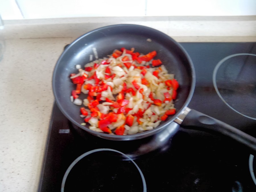cocinando pimiento rojo y cebolla