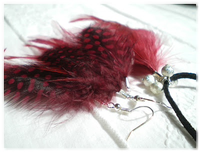 collier et boucles d'oreilles plumes bordeaux