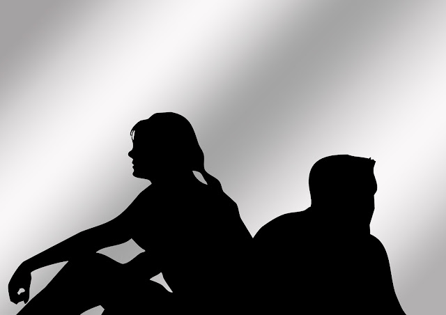 relacionamentos desgastados Sombra de casal sentado de costas um para o outro