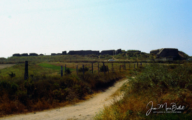 Fort d'Arboulé (la Varde), vue de la campagne — à droite : R506 casemate pour un canon de 4,7cm Pak(t)