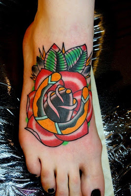 tatuajes de herraduras con rosas