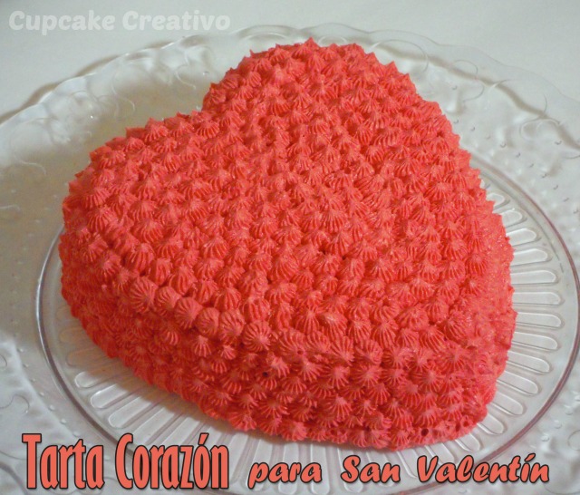 Tarta corazón de vainilla con trocitos de fresas