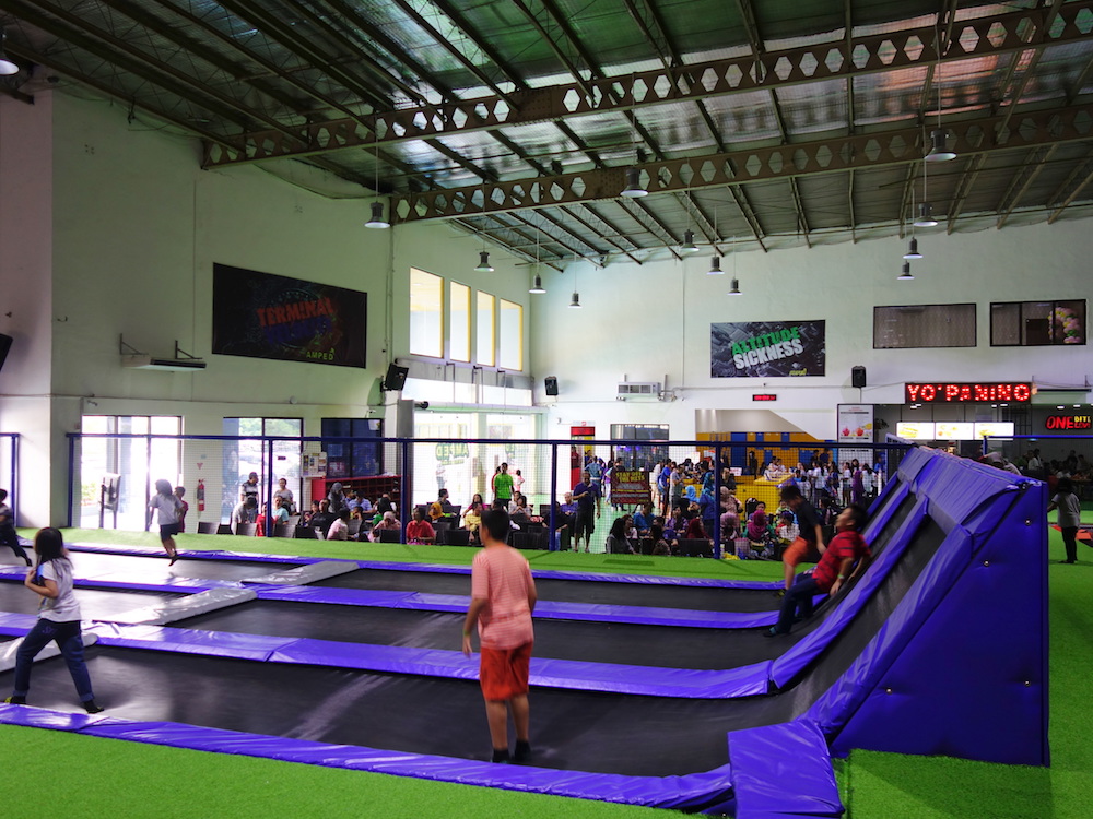 Kiddos' Travel Stories Amped Trampoline Park Jakarta Sesi Lompat 1 Jam Yang Seru dan Menyehatkan
