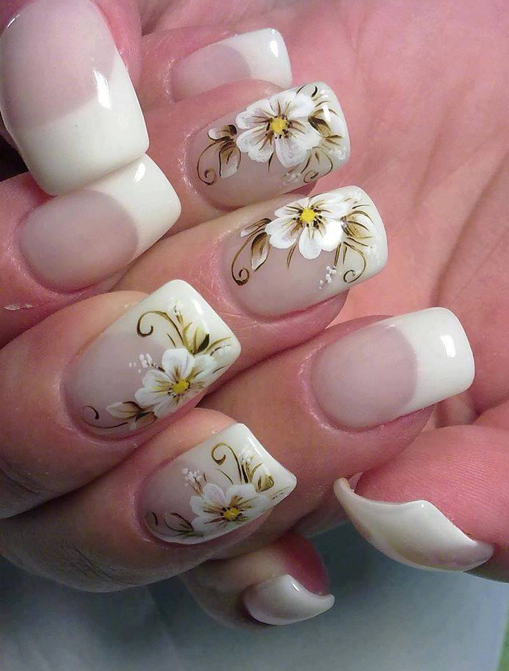 Дизайн ногтей с ромашками. Френч с цветком. Маникюр с ромашками. Маникюр с ромашками на ногтях. Французский маникюр с цветами.