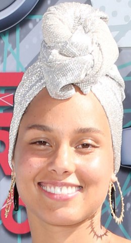 alicia keys has decided to stop wearing make up in public