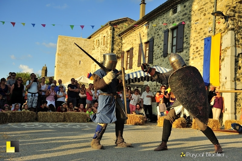 chevalier en plein combat à saint vincent de barres médiévale 2016 photo Pascal Blachier