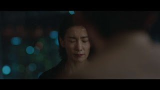 Han Suh Jin menyiram anggur ke wajah tutor Kim.