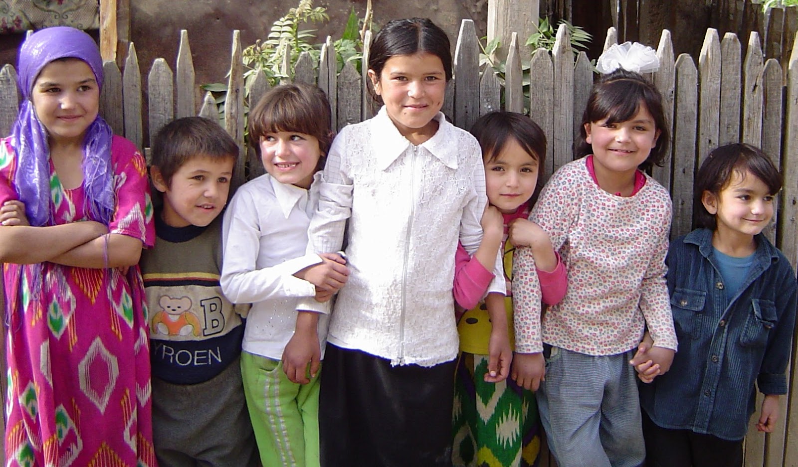 Ребенок таджика и русской. Дети таджики. Узбекские дети. Таджикская семья. Ребенок от таджика.