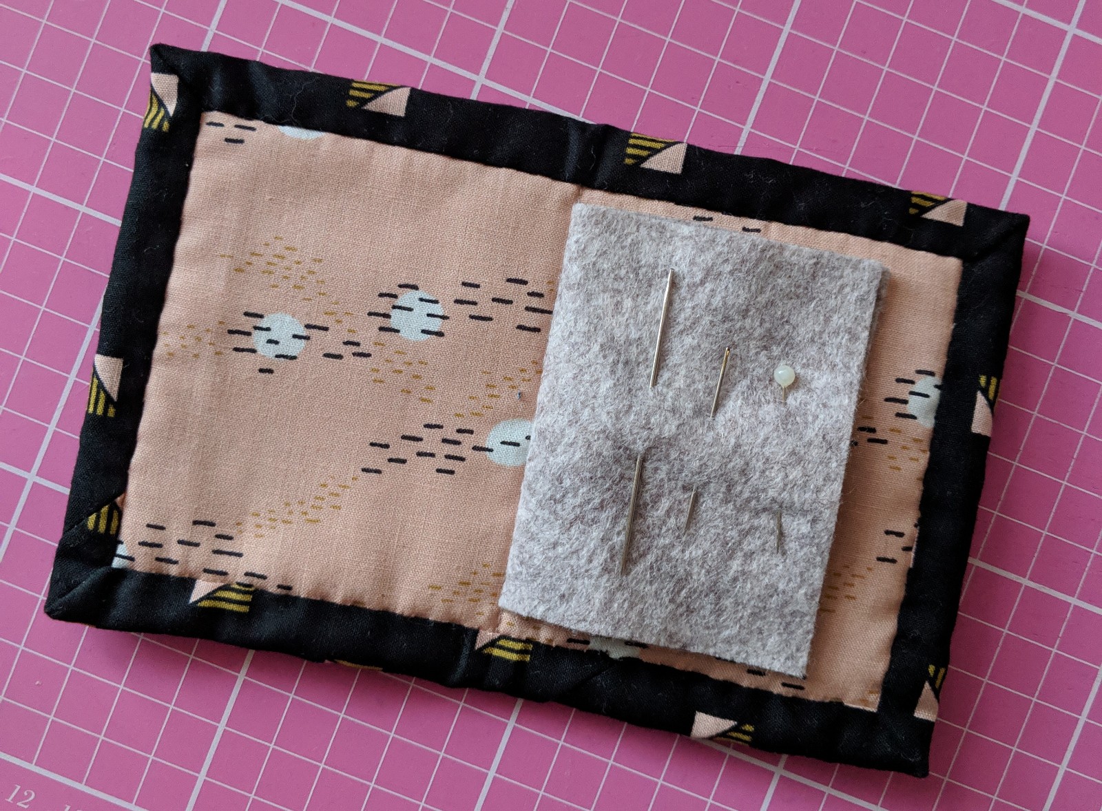 Little Quilt needle case tutorial / CHARM ABOUT YOU