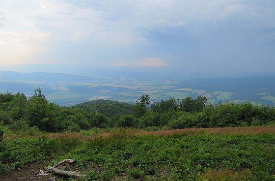 Widok na południe z polany pod wierzchołkiem. Widok na południe z polany pod wierzchołkiem.