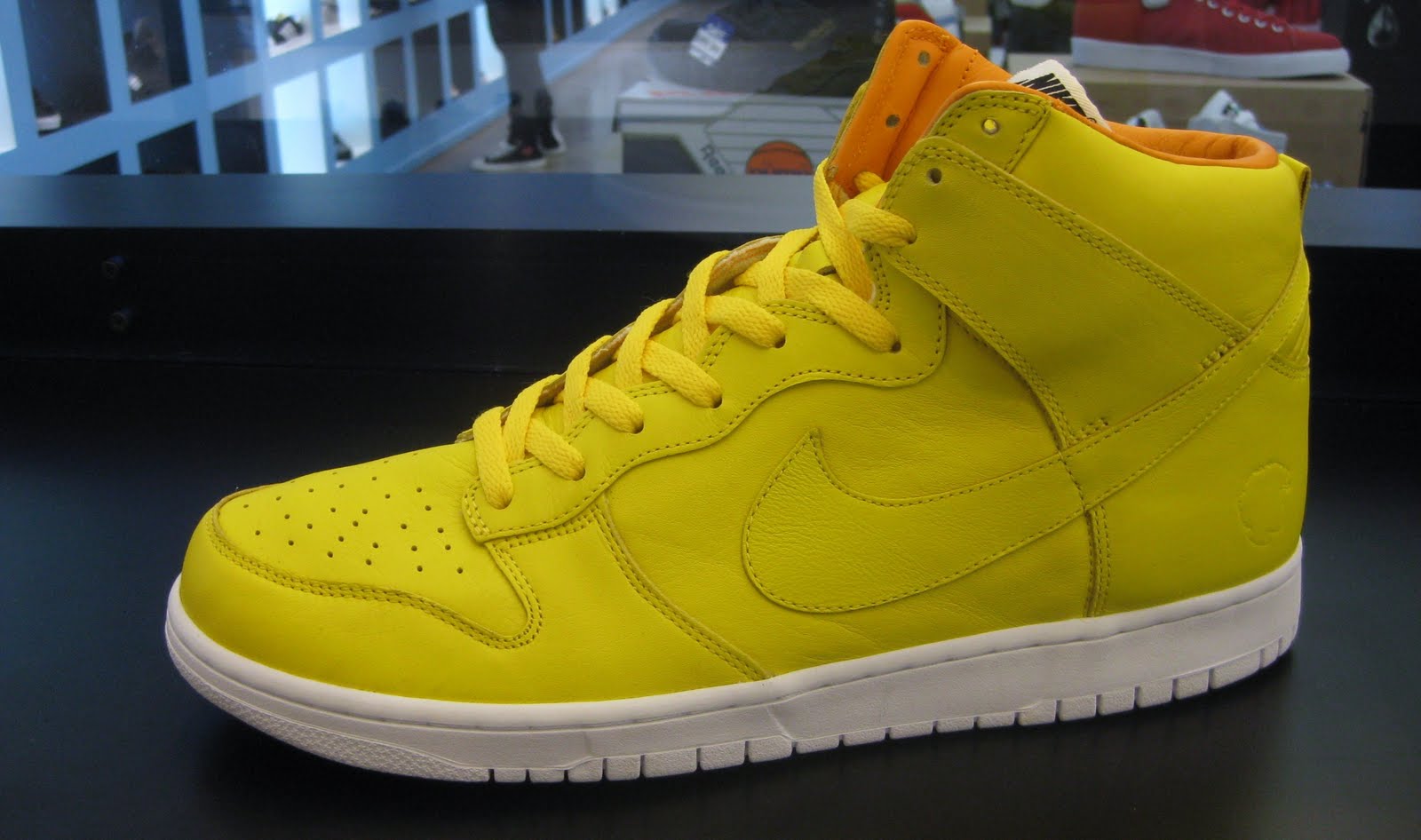 dunk black and yellow