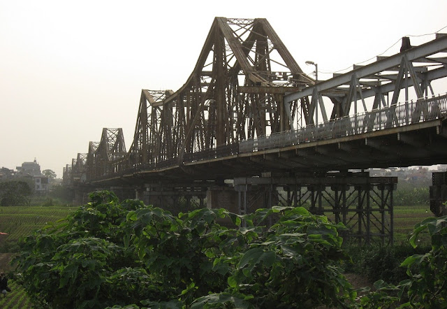 Hanoi Red River bridge 2- hanoiweather.info
