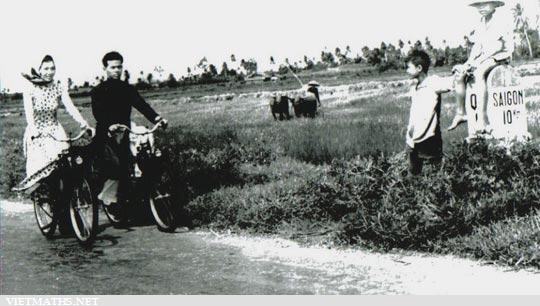 Thanh niên đi chiếc VeloSoleX trên con đường đê trước 1975 thanh nien di chiec xe VeloSoleX tren duong de truoc 1975