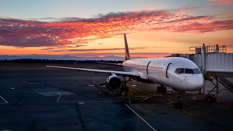 Passenger Aircraft on SEATAC International Airport HD