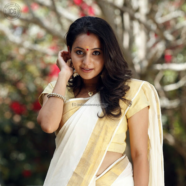 Bhama hot photos in saree from Naku Penda Naku Taka Malayalam movie
