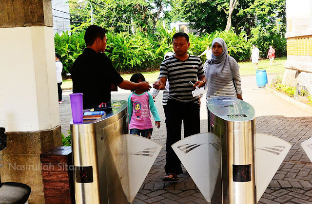 Petugas memeriksa tiket masuk ke Lawang Sewu Petugas memeriksa tiket masuk ke Lawang Sewu