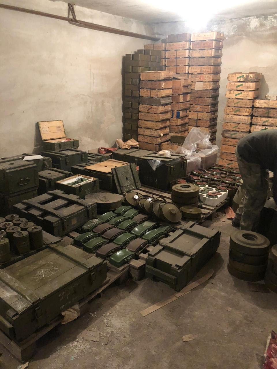 Правоохоронці виявили масштабний схрон військової техніки та озброєння на сході України