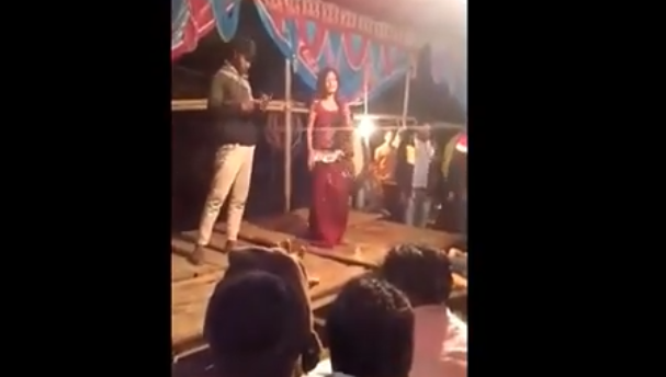 “شاهد” فيديو صادم.. طلق ناري كاد أن يطير رأس هذه الراقصة خلال رقصها أمام الجمهور