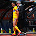 Javier Aquino salió en muletas